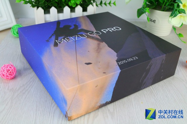 魅族這一次送出了有史以來最貴的邀請函，打開魅族PRO 5的發布會邀請函之后簡直是驚呆了，竟然包含了一款GoPro運動相機，這次魅族真是下足了血本啊。