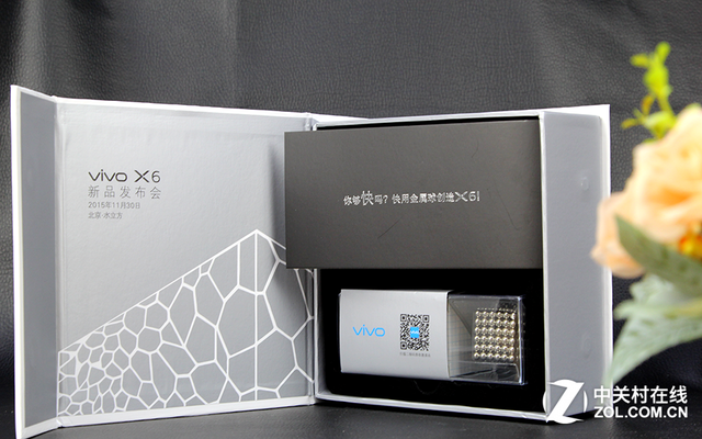 <a href=/tags/92-0.html target=_blank class=infotextkey>vivo</a> X6發布會的邀請函里的禮物我們并不是第一次見到了，這與之前中興發布會送出的禮物相同，而這些小鋼珠也是想說明vivo X6其高達98%金屬占比的機身設計。