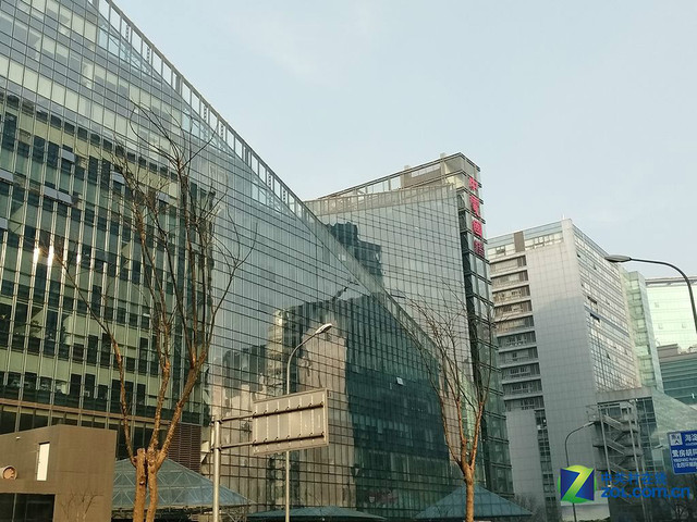 服務全面升級 中興AXON天機Max購機手冊