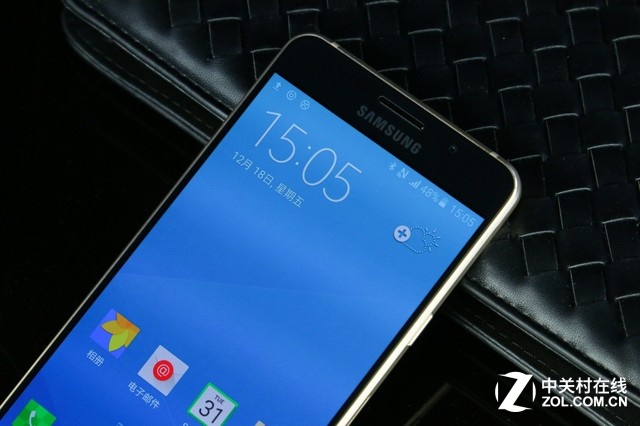 三星Galaxy A5 2016版在外觀和性能上獲得了全面提升,讓其在中端和年輕用戶市場持續保持競爭力。在外形上Galaxy A5 2016版放棄了傳統金屬設計,加入了更具活力的雙面玻璃元素,更符合年輕用戶群體的口味,正面首次使用流行的2.5D康寧大猩猩玻璃,視覺圓潤通透,手感細膩飽滿,曲面玻璃和金屬側邊的緊密結合也再次彰顯了三星強大的工藝設計能力。