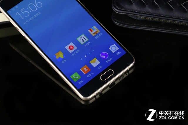 纖薄機身再有突破 三星A5 2016版圖賞