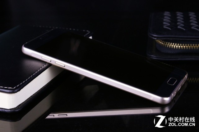纖薄機身再有突破 三星A5 2016版圖賞