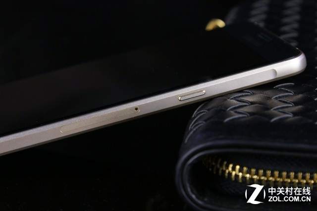 纖薄機身再有突破 三星A5 2016版圖賞