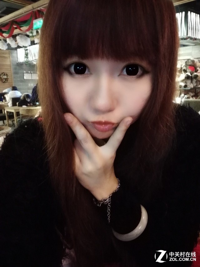 榮耀7i創新的180°旋轉鏡頭，采用恒定阻尼設計，可自由懸停，讓你更有趣地記錄生活，拍出精彩。