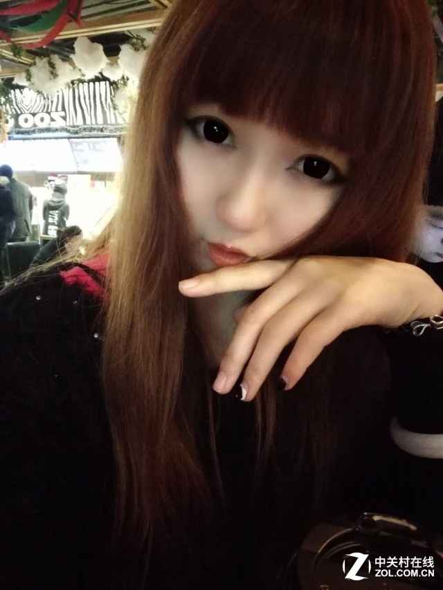 配備了索尼1300萬高像素背照式鏡頭，F2.0大光圈，28mm廣角。