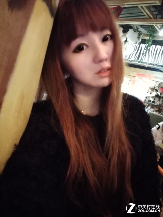 支持前置AF鏡頭的單反級獨立ISP，搭載智像3.0專業圖像處理引擎，帶來更佳的暗光下表現，更好的白平衡，更低噪點。拍別人，拍自己，同樣好看。