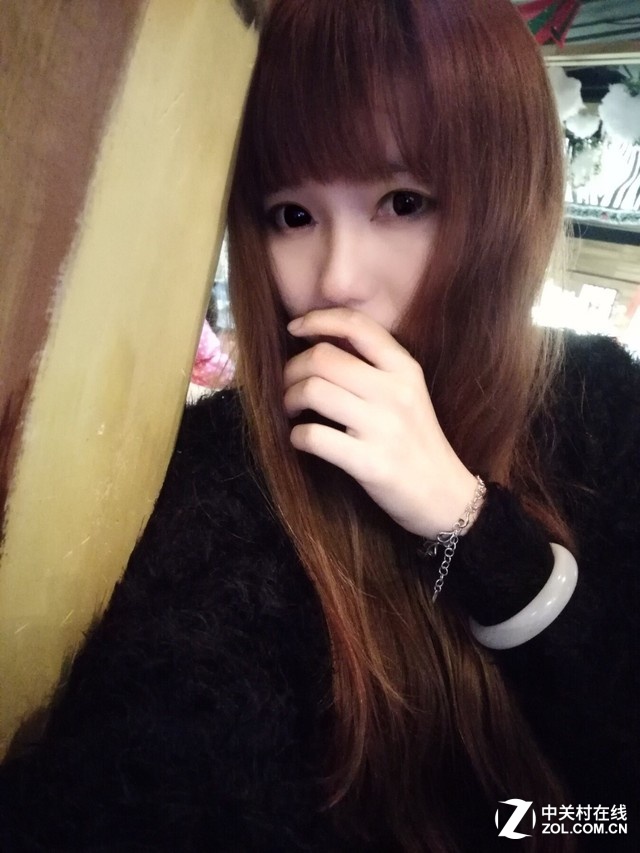 當鏡頭翻轉過來，你就擁有一顆支持4A（自動曝光、自動白平衡、自動人臉識別、自動笑臉快門）的前置鏡頭，從此自拍更清晰，更自然。