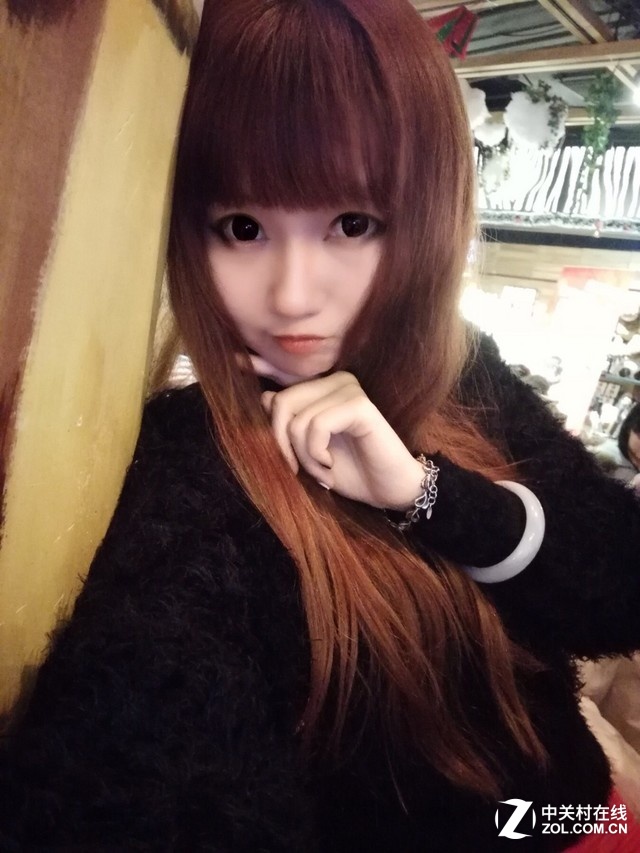 全新夜景多幀算法，配合創新的智能柔光燈以及智能LCD補光技術，讓夜景下的你更出彩。