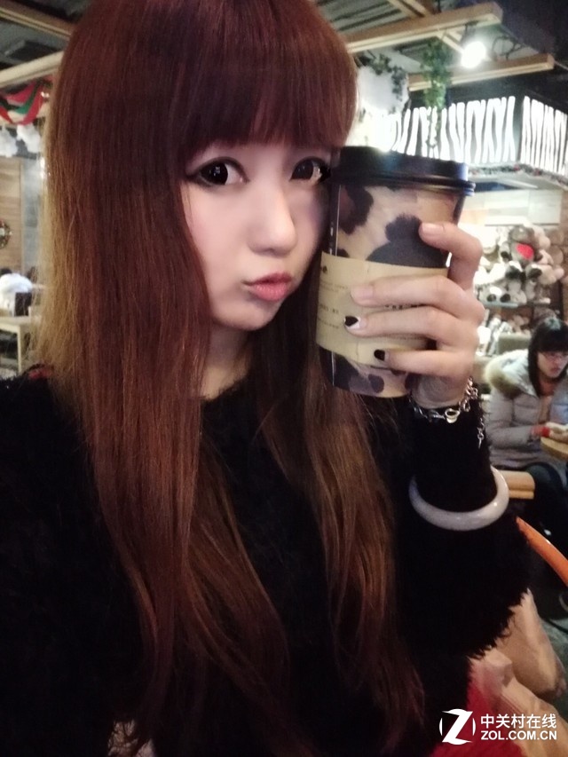 相機內置10級美膚功能，讓你無論從哪個角度自拍全都美美噠。