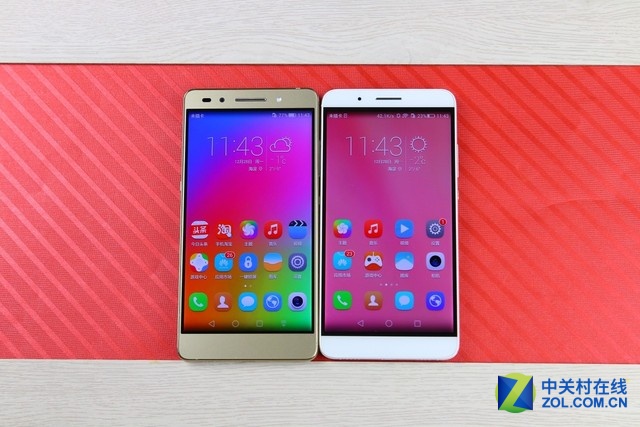 正面兩部手機無論是機身尺寸還是屏占比都基本一致，唯獨不同的是榮耀7i聽筒旁邊更簡潔，因為它有一顆兼顧前后的旋轉鏡頭。