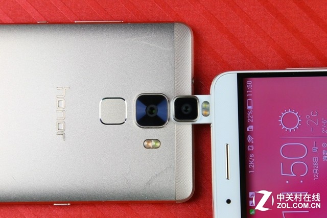 小怎么了~小怎么了~~又節約空間，同時能保證前后都是1300萬像素鏡頭，榮會玩~~