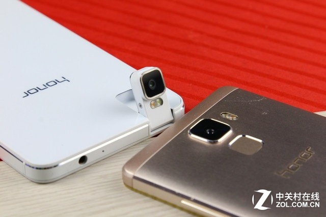 當榮耀7只能拍天花板的時候，榮耀7i正在抬頭看你耶。。。。開個玩笑，筆者只想表達它能轉。