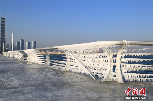 難得一見!大連海岸現(xiàn)冰掛奇觀:浪花結(jié)冰