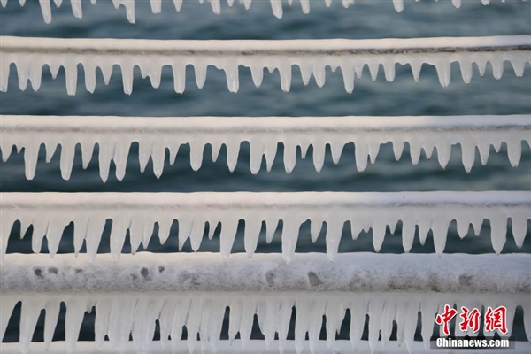 難得一見!大連海岸現(xiàn)冰掛奇觀:浪花結(jié)冰