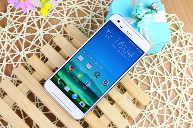 HTC One X9擁有一體式的全金屬機(jī)身外觀設(shè)計(jì),側(cè)邊框經(jīng)過(guò)磨砂處理,手感表現(xiàn)也是不錯(cuò)。整機(jī)電源鍵和音量按鍵置于手機(jī)一側(cè),方便進(jìn)行操作。另外該機(jī)在正面還有康寧大猩猩2.5D曲面玻璃,整機(jī)的觸摸手感也非常舒適。