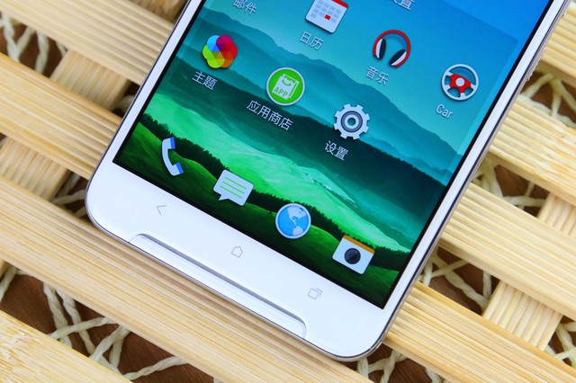 HTC One X9采用5.5寸1080p屏幕,搭載Helio X10 MT6795T處理器,還有3GB+32GB內(nèi)存組合,擁有1300萬(wàn)像素主攝像頭,支持OIS光學(xué)防抖,500萬(wàn)像素自拍攝像頭。還配備3000mAh電池,支持雙卡雙待雙4G。