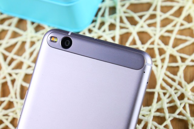 全金屬一體機身 2399元HTC One X9圖賞