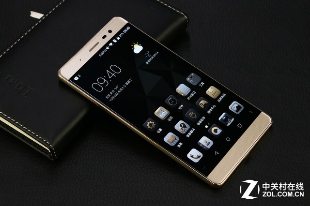 2015年12月18日，中興通訊于北京正式發布了AXON系列新品――中興AXON天機MAX，這也是中興面向高端市場的又一款力作，以博大的特質為重度商務玩家打造一款提供出色體驗的商務手機。中興AXON天機正面覆蓋2.5弧面玻璃，上下兩端配合時尚紋理，機身背部采用高強度鈦合金，金屬占比達93%，整體設計語言與此前的AXON系列機型比較一致。