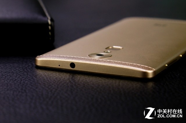 巨屏盡在掌握 中興AXON天機Max圖賞