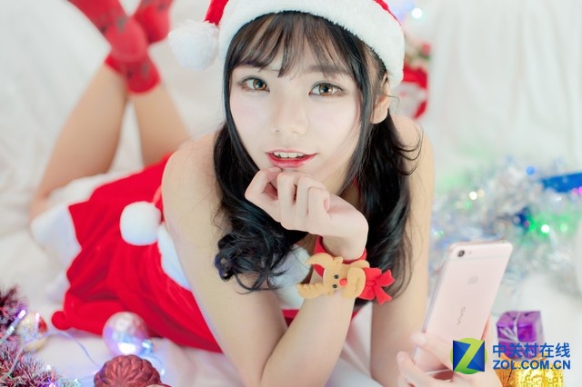 圣誕節不僅僅要有圣誕老人和火雞，更要有一份對得起自己的禮物！今天，一位萌妹紙就給大家帶來了一款非常適合作為圣誕禮物的智能手機――夠快才暢快vivo X6&X6Plus！