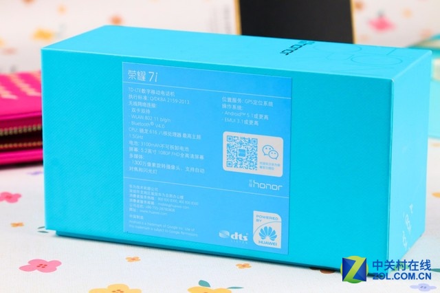 榮耀7i擁有1080P分辨率的5.2英寸屏幕,搭載高通驍龍616處理器,內(nèi)置3GB運(yùn)行內(nèi)存和32GB本地存儲空間,使用可翻轉(zhuǎn)1300萬像素?cái)z像頭,電池容量為3100mAh,側(cè)邊配有指紋識別傳感器。