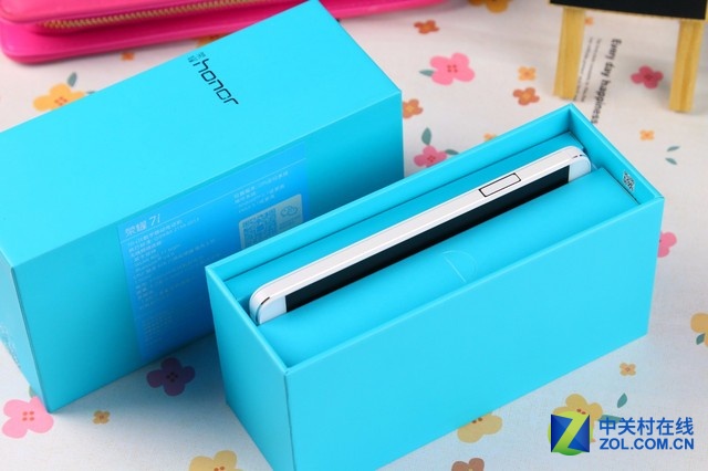 榮耀7i分別有全網(wǎng)通、雙4G/電信、移動(dòng)三個(gè)版本,售價(jià)分別為1899元、1699元和1599元。