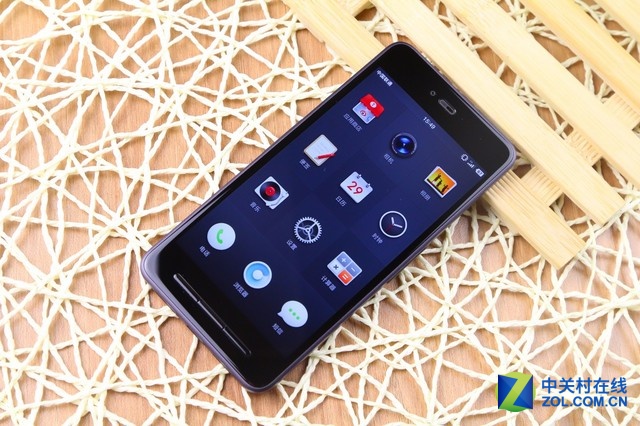 2015年12月29日錘子科技發布了備受期待的新機Smartisan T2,Smartisan T2的設計以體驗至上、極簡主義為導向,在之前T1的路線上更加注重均衡、舒適的手感。該機屏幕依然為4.95英寸1080p的屏幕,相比于之前驍龍801+2GB RAM的組合,Smartisan T2這次選擇了驍龍808+3GB RAM,但體驗依然追求極致順暢。Smartisan T2也搭載了最新的Smartisan OS2.5系統,這次更新共計新增功能接近60項,優化改進50多項。