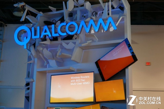 2016年高通在CES上的展臺比往年又?jǐn)U大了不少,但在開展第一天仍然是擠得水泄不通。