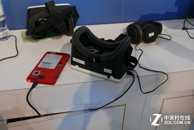 目前的工程原型機(jī)可以實(shí)現(xiàn)雙眼各1000x1000的虛擬顯示,實(shí)際戴上頭盔體驗(yàn),也確實(shí)能感受到不錯的沉浸式虛擬顯示效果。工作人員表示,隨著平臺的完善,未來將能夠支持更高分辨率。