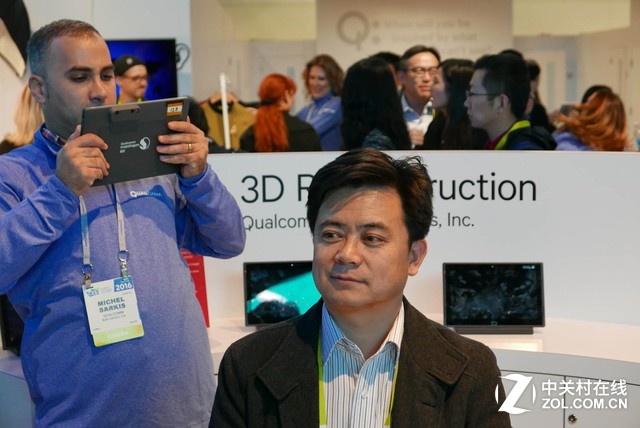 820的另一個典型應(yīng)用是3D掃描建模。820強(qiáng)大的性能配合3D掃描模塊,用手持設(shè)備就可以實(shí)時完成個人頭像的3D掃描與合成。最直觀的用處就是可以把游戲里人物的頭像替換成自己的,實(shí)現(xiàn)更有趣的游戲體驗(yàn)。更進(jìn)一步,有了方便的掃描設(shè)備,在3D打印、產(chǎn)品設(shè)計(jì)等領(lǐng)域也有廣闊應(yīng)用空間。