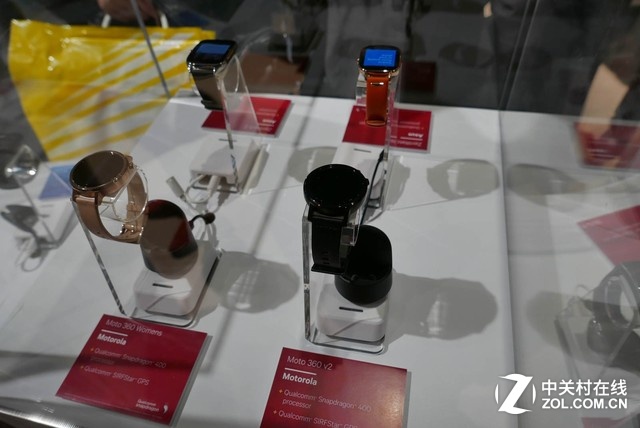 除了手機(jī),很多用戶或許沒有注意到不少智能手表和<a href=/smart/chuandai/ target=_blank class=infotextkey>可穿戴設(shè)備</a>里面也有高通的技術(shù)。在展臺上我們看到了MOTO、LG等公司的智能手表,以及來自更多廠商的手環(huán)和可穿戴設(shè)備。他們大多使用了高通的低功耗處理器,但除此之外,高通還有定位芯片、藍(lán)牙芯片和網(wǎng)絡(luò)芯片在其中發(fā)揮作用。