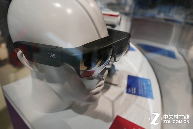 除了手機(jī),很多用戶或許沒有注意到不少智能手表和可穿戴設(shè)備里面也有高通的技術(shù)。在展臺上我們看到了MOTO、LG等公司的智能手表,以及來自更多廠商的手環(huán)和可穿戴設(shè)備。他們大多使用了高通的低功耗處理器,但除此之外,高通還有定位芯片、藍(lán)牙芯片和網(wǎng)絡(luò)芯片在其中發(fā)揮作用。