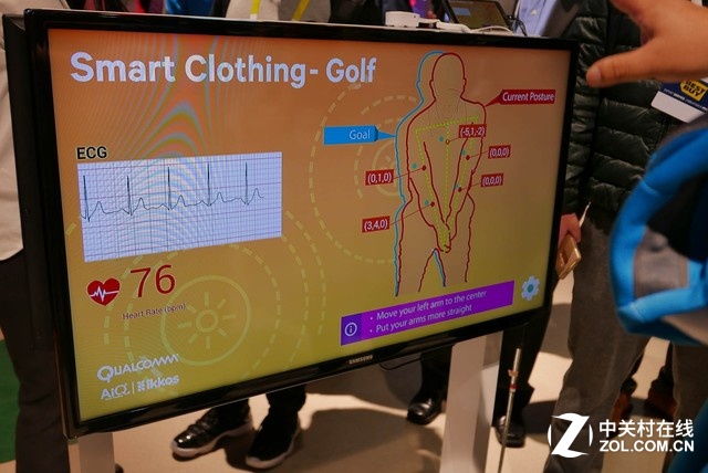 談到可穿戴設(shè)備,這件智能高爾夫上衣看起來更有吸引力。運(yùn)動員穿上它之后,不但能監(jiān)測心率等基礎(chǔ)信息,還能根據(jù)各關(guān)節(jié)處傳感器收集的身體姿態(tài)信息,獲得矯正動作或者優(yōu)化擊打姿勢的幫助。