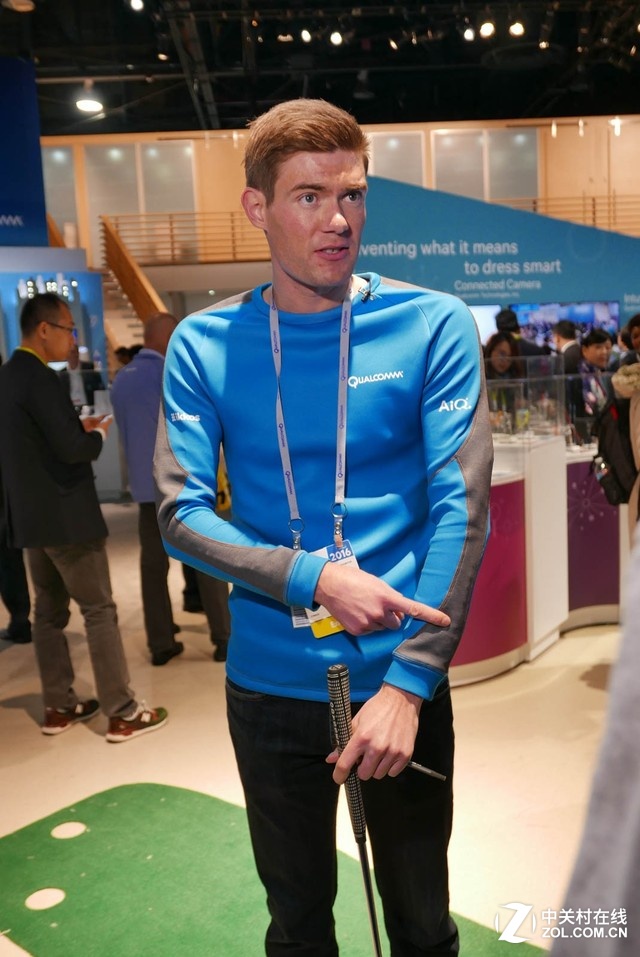 談到可穿戴設(shè)備,這件智能高爾夫上衣看起來更有吸引力。運(yùn)動員穿上它之后,不但能監(jiān)測心率等基礎(chǔ)信息,還能根據(jù)各關(guān)節(jié)處傳感器收集的身體姿態(tài)信息,獲得矯正動作或者優(yōu)化擊打姿勢的幫助。