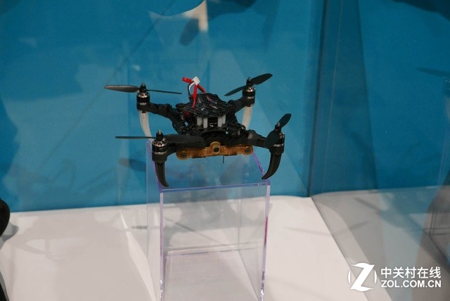 熱門的無人機,高通的產品也有用武之地。高通推出了Qualcomm Snapdragon Fight平臺,再加上自己的WiFi和定位技術,可以幫助設備廠商解決很多技術細節問題。