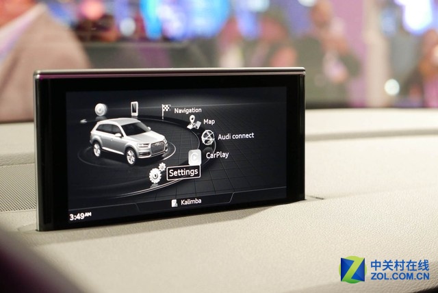 在汽車領域,高通其實也布局很久。今年展前發布會上推出基于820A和820Am芯片的汽車芯片,能夠直接給汽車提供導航、移動連接、多屏幕顯示以及智能駕駛功能。現場戰士的奧迪Q7里面四塊屏幕都由高通芯片驅動。