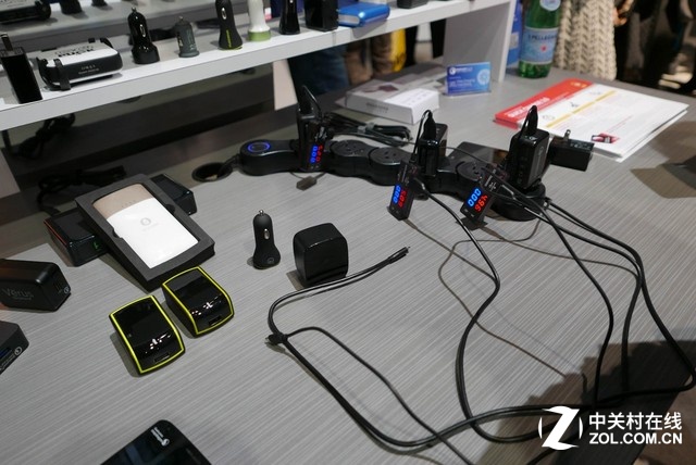 作為移動產業的領導公司,高通對設備充電技術的進步也有很多成績。無線充電、高速充電的很多標準都是由高通提出的,在現場我們也看到了很多相關的充電產品。如果電池技術本身暫時沒有突破,那么能更快更方便地充電,也是一件好事。