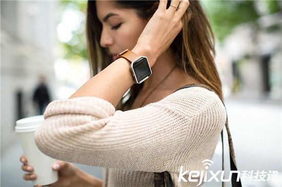 fitbit在CES上發(fā)布新產(chǎn)品:表帶表框都能換!