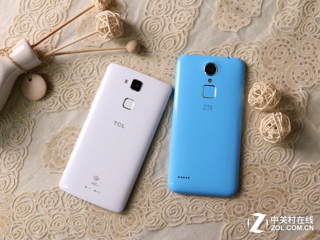 兩部手機背部都采用塑料材質，中興的指紋模塊看似稍大一些還有個原因是因為，中興的指紋識別模塊還是個按鍵?？梢园聪屡?。