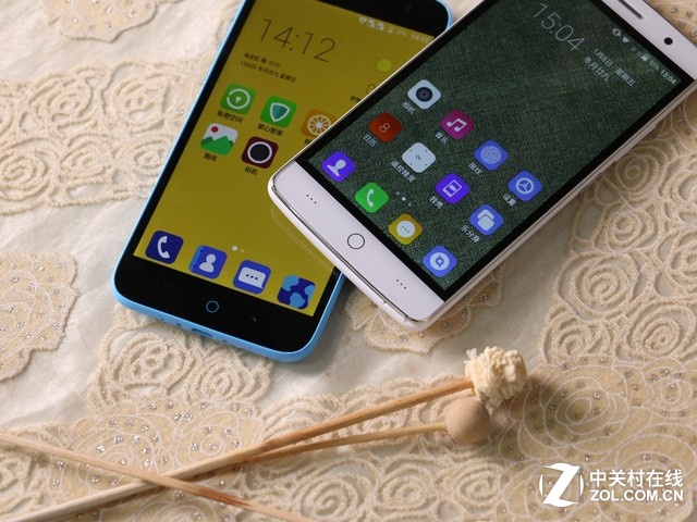 筆者似乎猜到，評論里又會有大量吐槽關于黑邊的問題。作為百元機，黑邊的現象無法避免。這兩部手機中TCL的屏占比稍大一點。