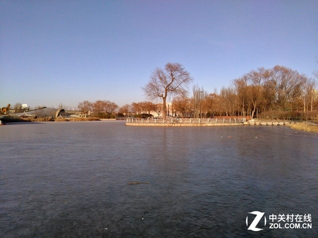 湖面結了厚厚的一層冰,在上面蹦蹦跳跳也不用擔心。