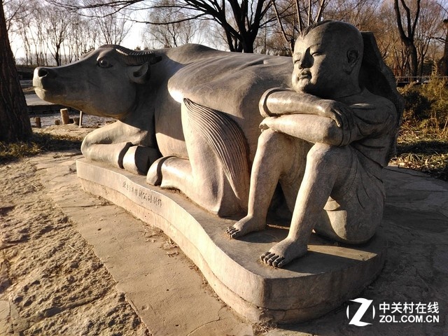 下午的暖陽照射在雕塑上，柔和的光線讓人感受到深冬的一絲暖意。