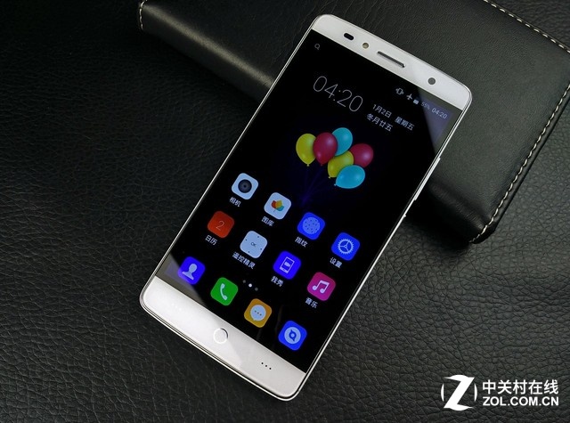 TCL樂玩2C白色版正面。