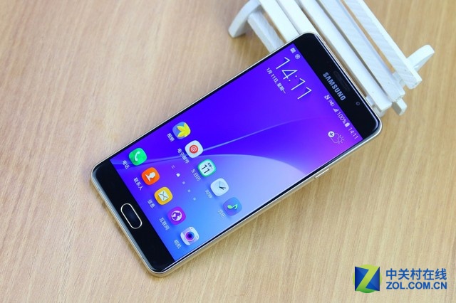 三星Galaxy A7 2016版搭載了5.5英寸1080P分辨率屏幕，采用Super AMOLED材質(zhì)，機(jī)身表面為玻璃+金屬的材質(zhì)，并配備了指紋識別功能。在硬件配置上采用的高通驍龍615八核64位處理器，配以3GB內(nèi)存，整機(jī)性能更上一個臺階，帶來震撼的視覺體驗(yàn)。在拍照方面配備了1300萬像素主攝像頭和500萬像素主攝像頭，均采用F1.9大光圈，支持OIS光學(xué)防抖。