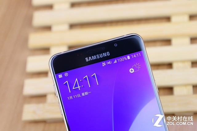 體驗(yàn)攀升時尚外觀 三星A7 2016版圖賞