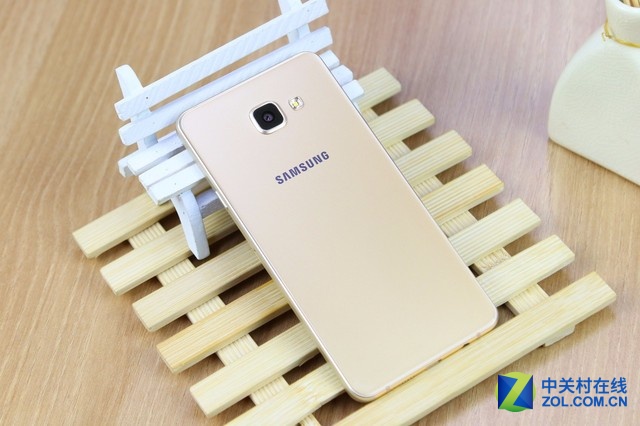 體驗(yàn)攀升時尚外觀 三星A7 2016版圖賞