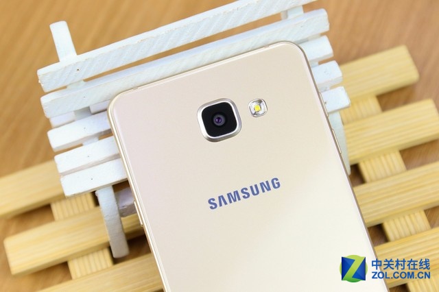 體驗(yàn)攀升時尚外觀 三星A7 2016版圖賞