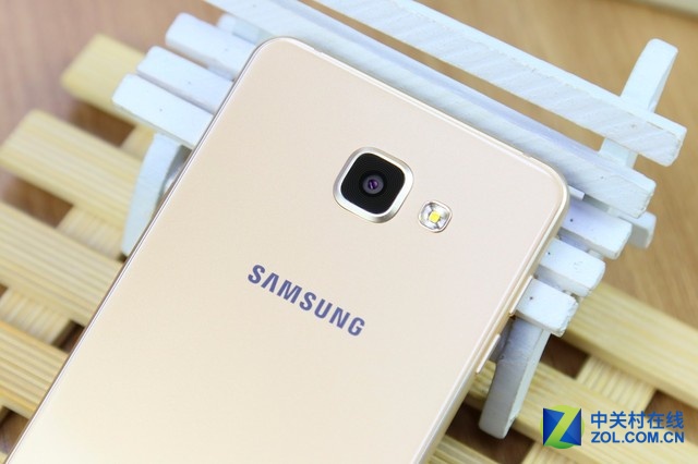 體驗(yàn)攀升時尚外觀 三星A7 2016版圖賞