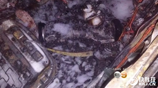 平衡車又“惹禍”：把汽車給點著了