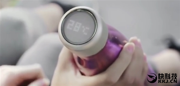 能顯示溫度的智能水杯:瓶蓋能玩一年